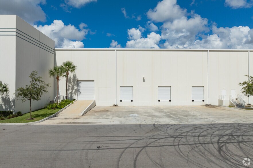 More Photos Of 1240-1270 NE 48th St, Pompano Beach Unknown For Lease