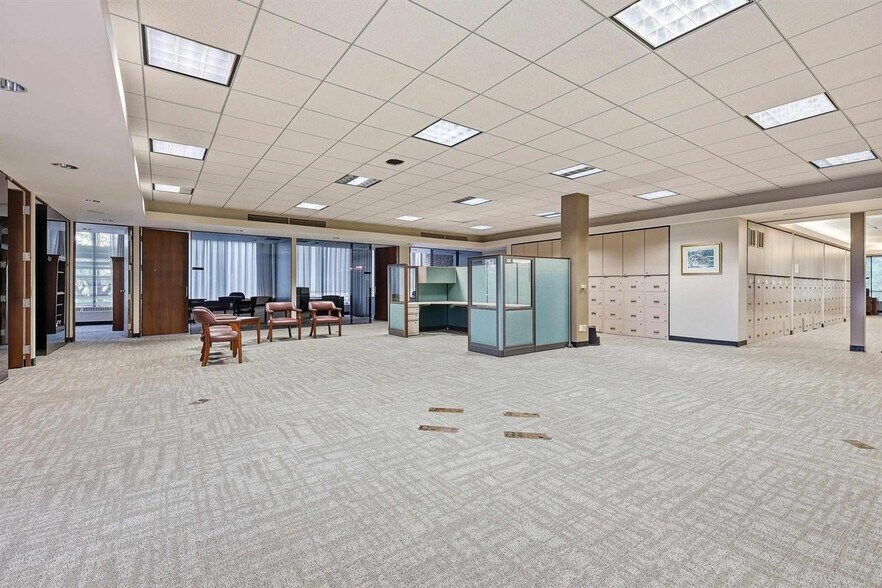 More Photos Of 270 W 7th St, Dubuque Bank For Lease