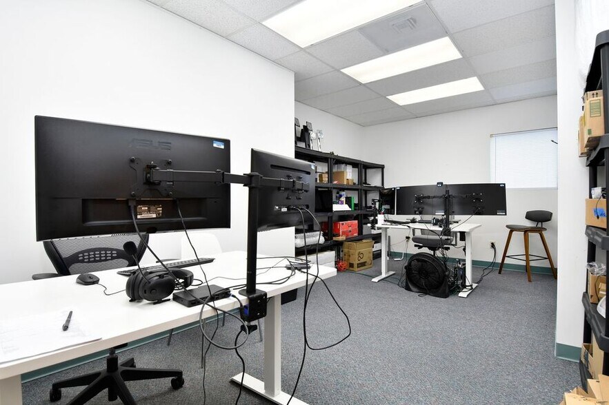 More Photos Of 10610 SE Washington St, Portland Office Residential For Lease