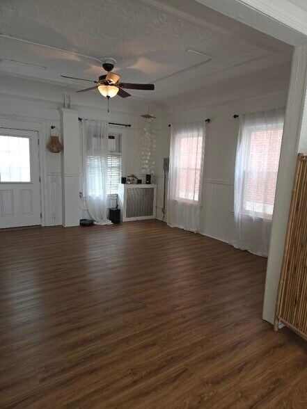 More Photos Of 307 Main St, Port Washington Storefront Retail Residential For Lease