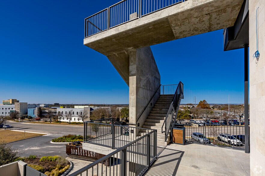 More Photos Of 8435 Wurzbach Rd, San Antonio Medical For Lease