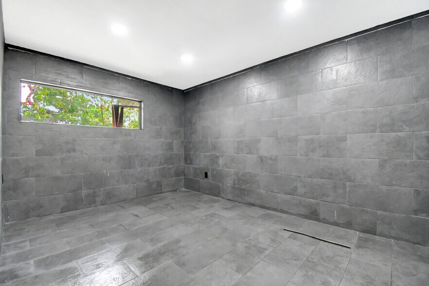 More Photos Of 2160 NW 24th St, Fort Lauderdale Auto Dealership For Sale