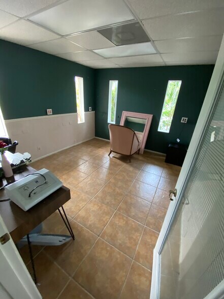 More Photos Of 12820 Kenwood Ln, Fort Myers Medical For Lease