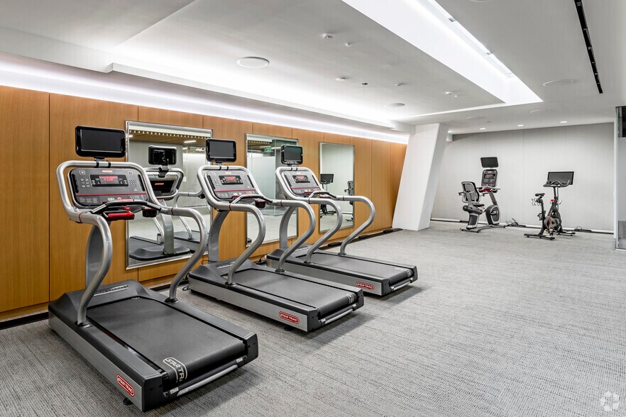 More Photos Of 1050 17th St NW, Washington Office For Lease