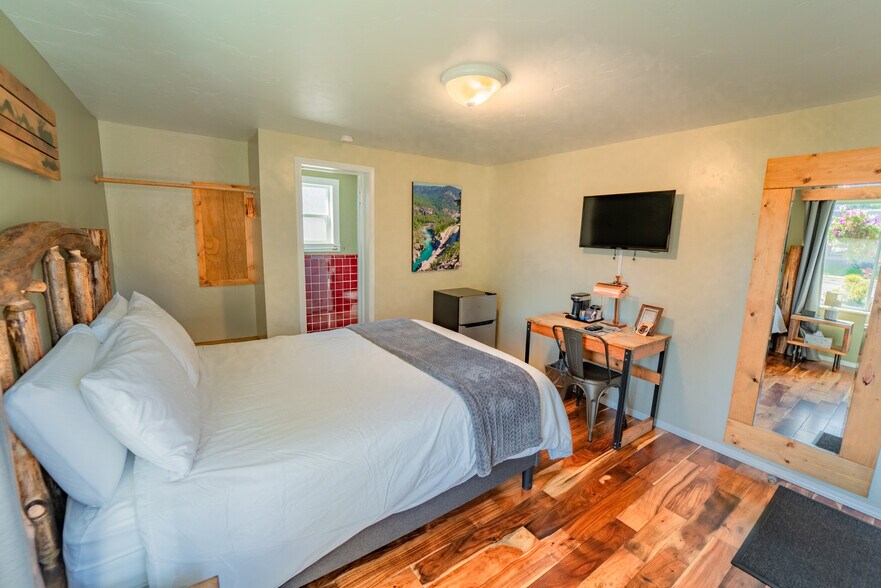 More Photos Of 808 Mineral Ave, Libby Hotel For Sale
