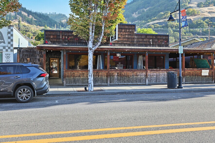 More Photos Of 216 W Steuben St, Cook General Retail For Sale