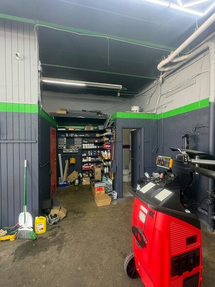 More Photos Of 250 NE 44th St, Oakland Park Auto Repair For Sale