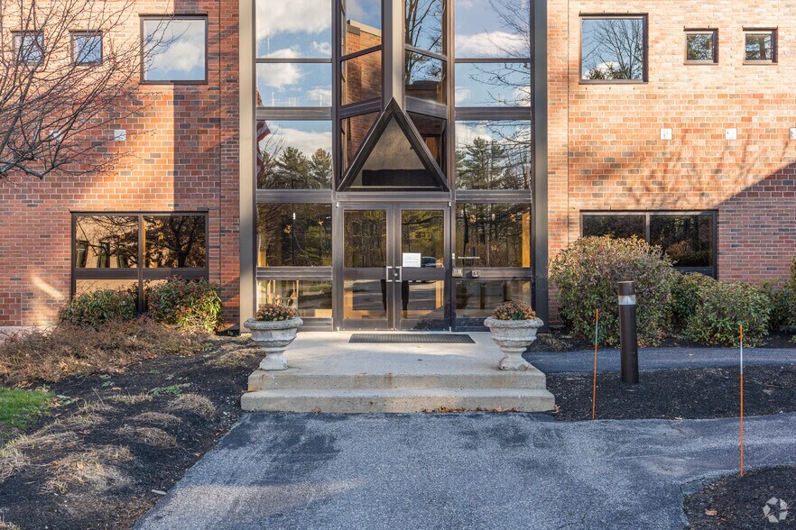 More Photos Of 41 Hutchins Dr, Portland Coworking Space