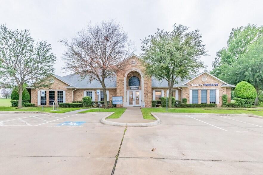 More Photos Of 5750 Stratum Dr, Fort Worth Medical For Lease