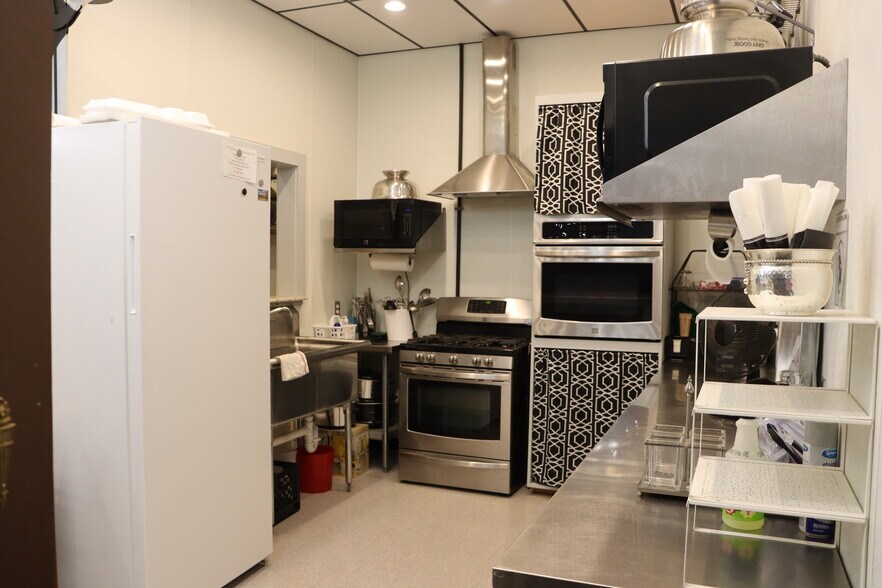 More Photos Of , Comanche General Retail For Sale