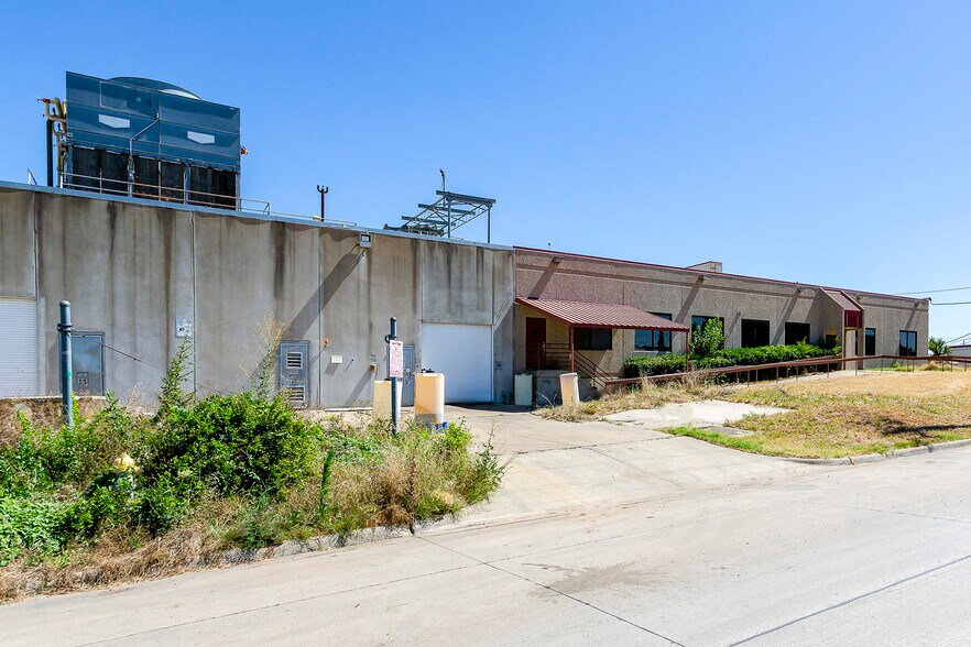 More Photos Of 201 Range Dr, Garland Warehouse For Lease