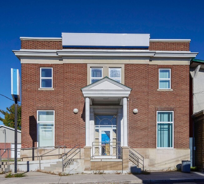 Primary Photo Of 124 Rue Châteauguay, Huntingdon General Retail For Sale