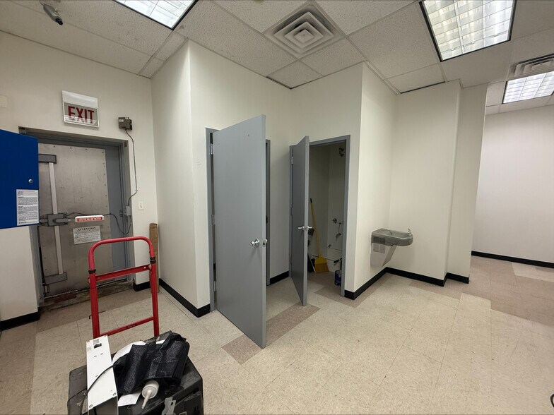 More Photos Of 3949-3959 N Broadway St, Chicago Storefront For Lease