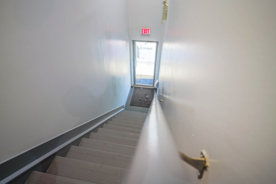 More Photos Of 3460 93 St NW, Edmonton Office For Lease