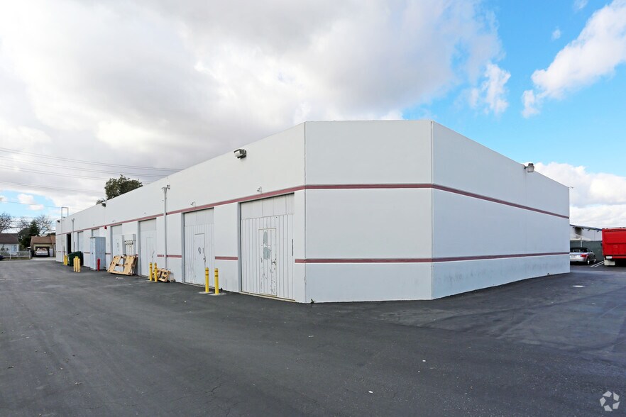 More Photos Of 2201 S Standard Ave, Santa Ana Warehouse For Lease