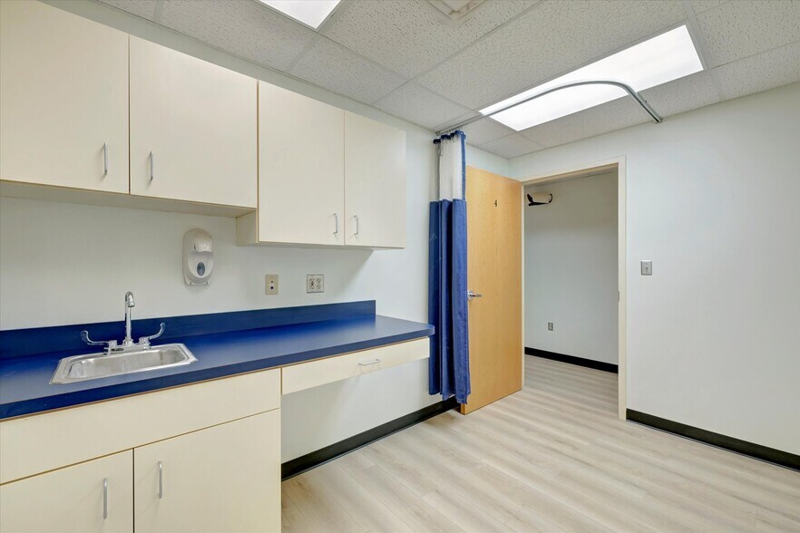 More Photos Of 1614 25th St, Bedford Medical For Lease