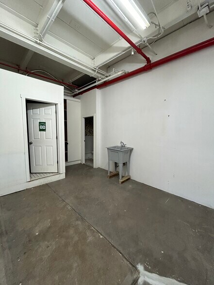 More Photos Of 18 Bay St, Brooklyn Light Manufacturing For Lease