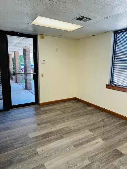 More Photos Of 11102 N Stratford Dr, Oklahoma City Office For Sale