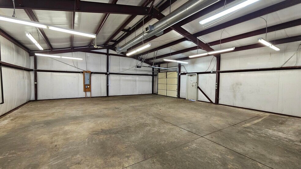 More Photos Of 1122 E Main St, Cushing Freestanding For Lease
