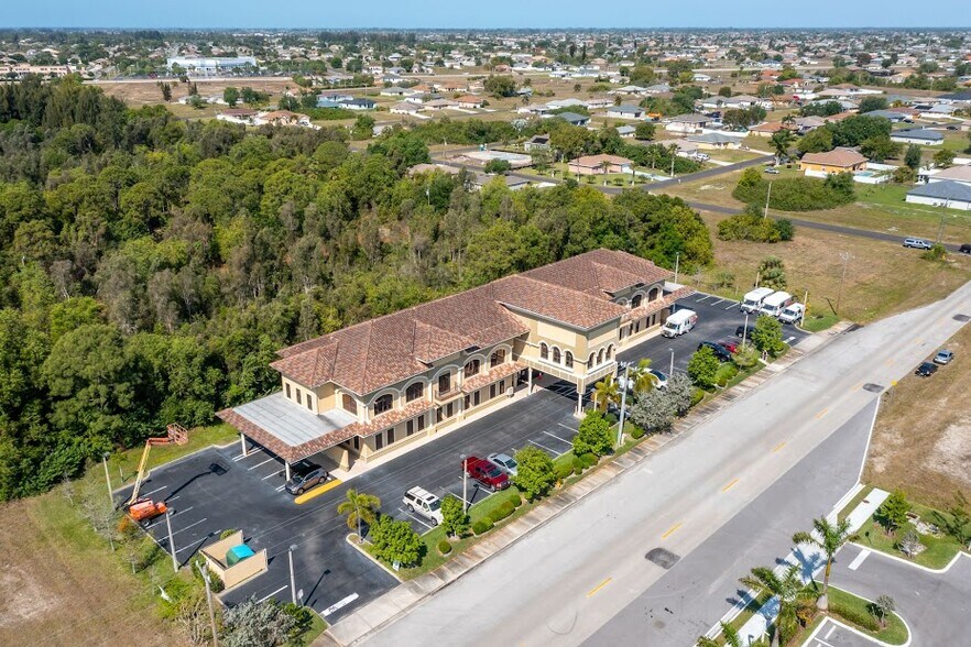More Photos Of 422 NE 2nd Pl, Cape Coral Office For Lease