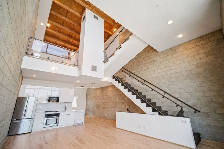 More Photos Of 717 N Highland Ave, Los Angeles Flex For Sale