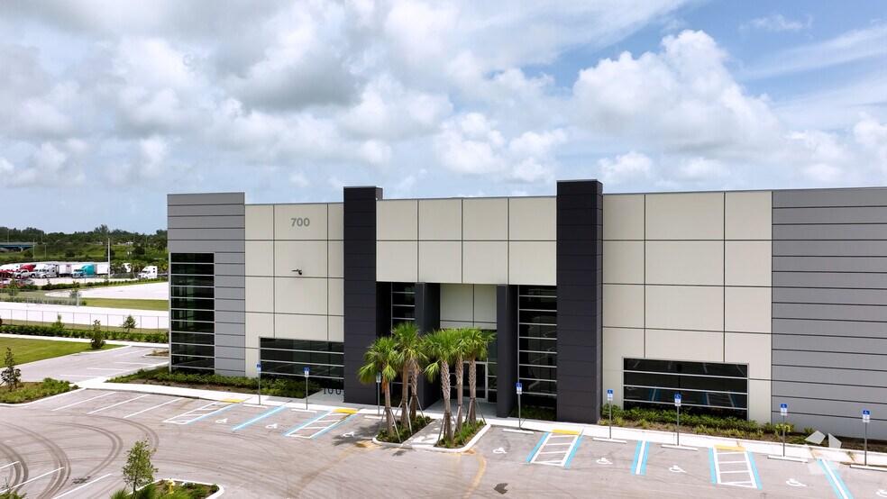 More Photos Of 700 S Kings Hwy, Fort Pierce Distribution For Lease
