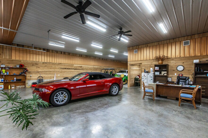 More Photos Of 784 S 4th St, Danville Showroom For Sale