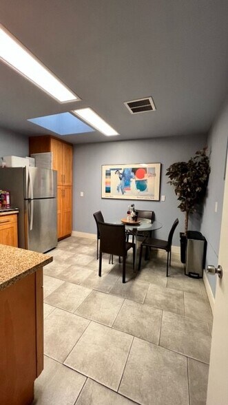 More Photos Of 1021 Washington St, San Carlos Flex For Lease