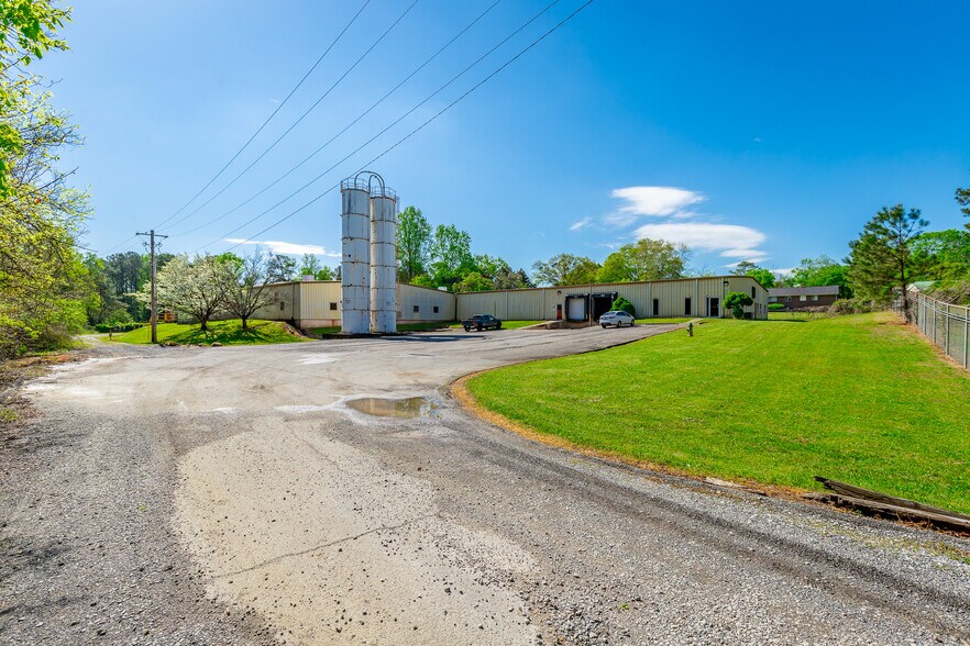 More Photos Of 1129 S Chattanooga St, LaFayette Warehouse For Sale