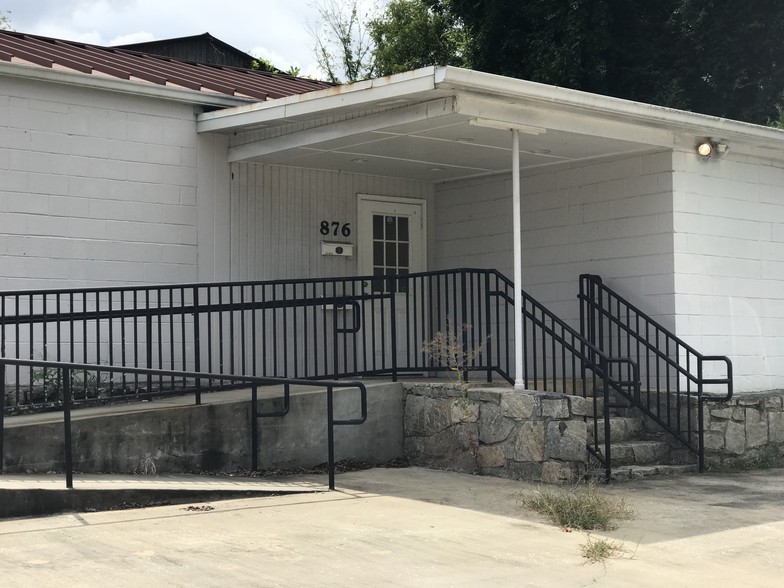 More Photos Of 876 Montreal Rd, Clarkston Warehouse For Lease