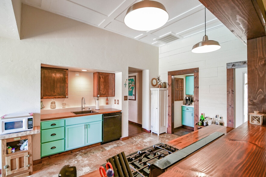More Photos Of 512 N Travis St, Granbury Hospitality For Sale