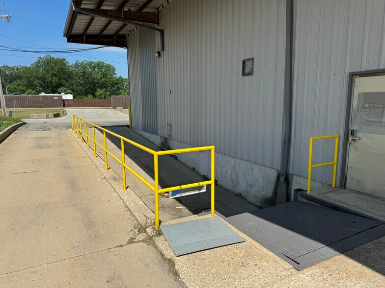 More Photos Of 189 Poplar Pl, North Aurora Warehouse For Lease