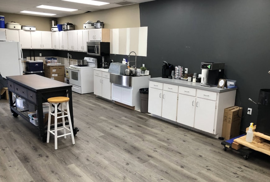 More Photos Of 3033 W Royal Ln, Irving Showroom For Sale