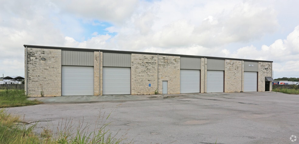 More Photos Of 226 Weldon Johnson Way, Kyle Warehouse For Lease