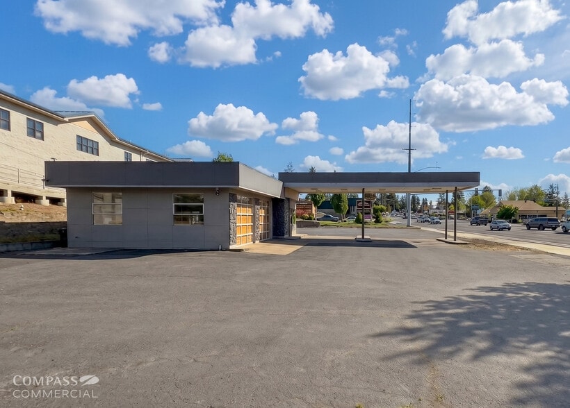 Primary Photo Of 1080 SE 3rd St, Bend Service Station For Lease