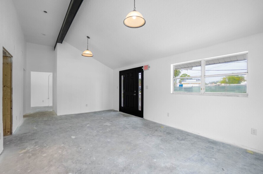 More Photos Of 708 NE 6th St, Crystal River Medical For Sale