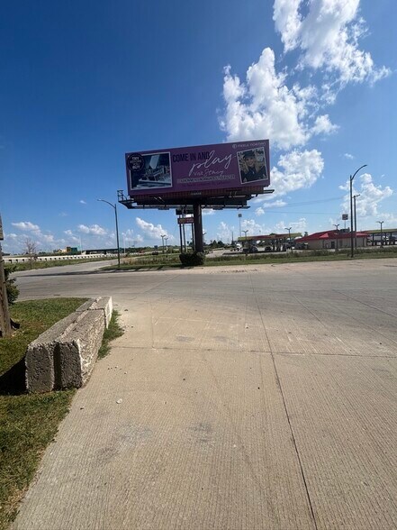 More Photos Of 602 Friend Way, Lebanon Service Station For Sale