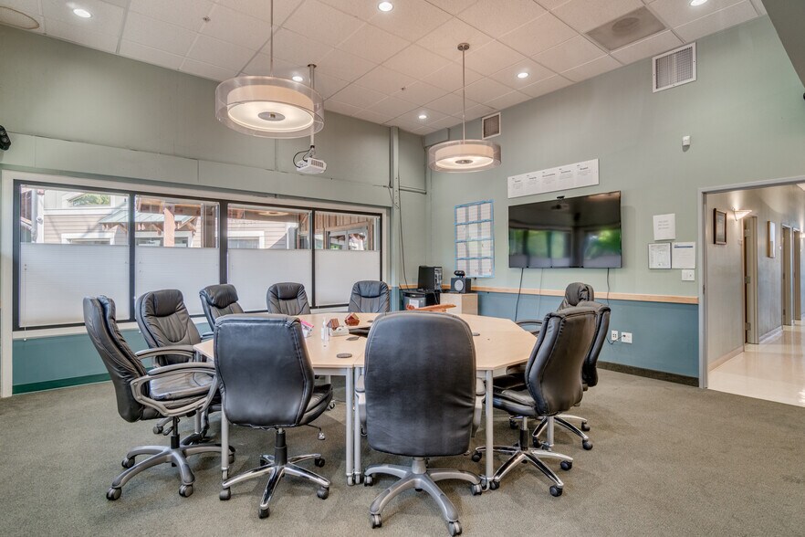 More Photos Of 39065-39085 Pioneer Blvd, Sandy Office For Lease