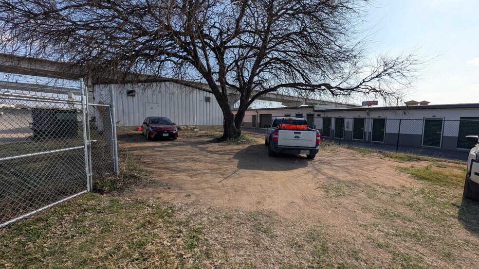 More Photos Of 10855 N I-35 Fwy, San Antonio Service For Lease