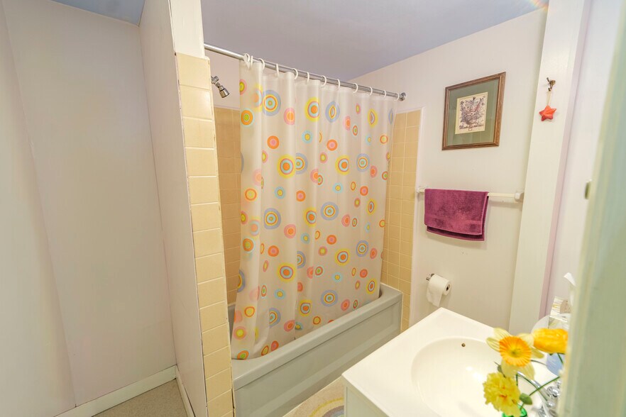 More Photos Of 6 Abroad Rd, West Dover Hotel For Sale