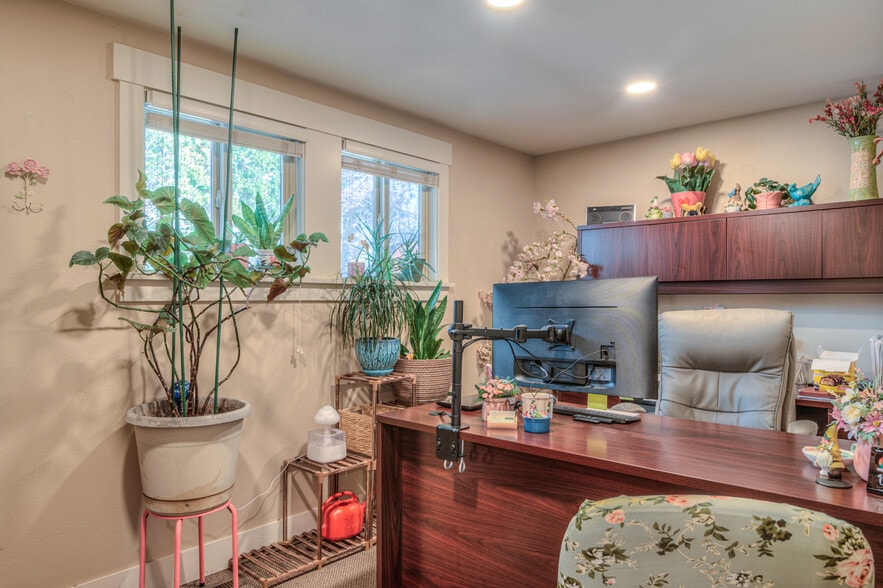 More Photos Of 525 NE Greenwood Ave, Bend Office For Sale