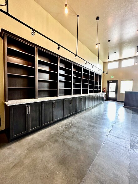 More Photos Of 1043 N River Rd, Palisade Freestanding For Lease