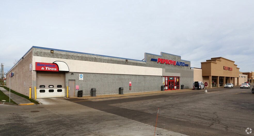 More Photos Of 818-900 E Rollins Rd, Round Lake Unknown For Lease