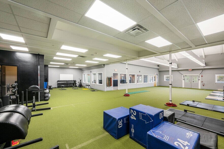 More Photos Of 122 Turnpike Rd, Westborough Storefront For Lease