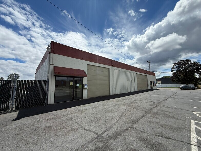 Primary Photo Of 320 Lancaster Dr NE, Salem Freestanding For Lease