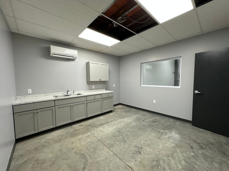 More Photos Of 990 Haines Blvd, Sturgis Distribution For Lease