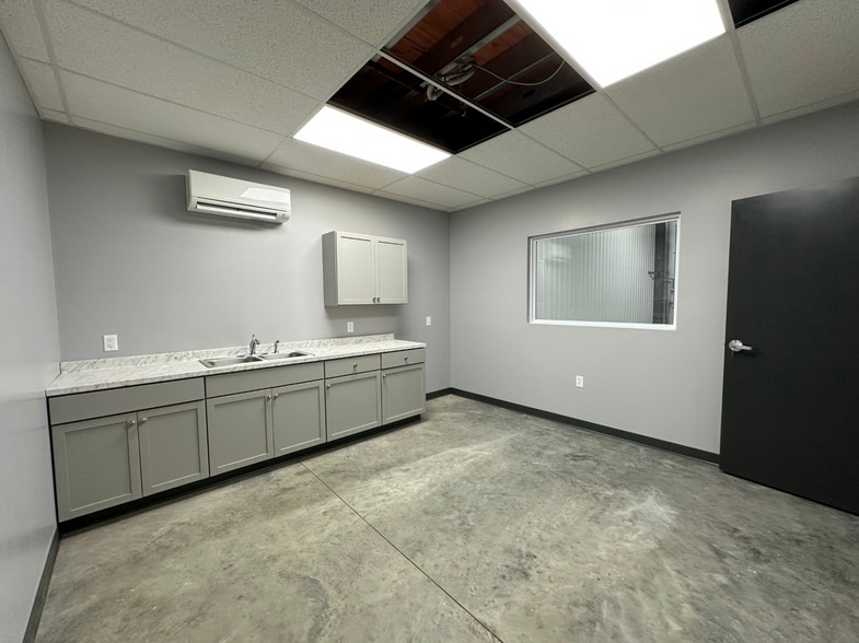 More Photos Of 990 Haines Blvd, Sturgis Distribution For Sale