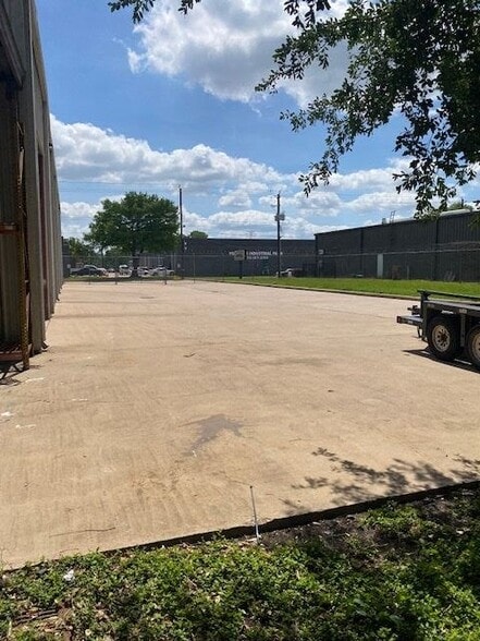 More Photos Of 13310 Fondren Rd, Houston Warehouse For Lease
