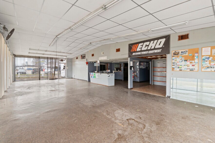 More Photos Of 1801 N Main St, Baytown Flex For Sale