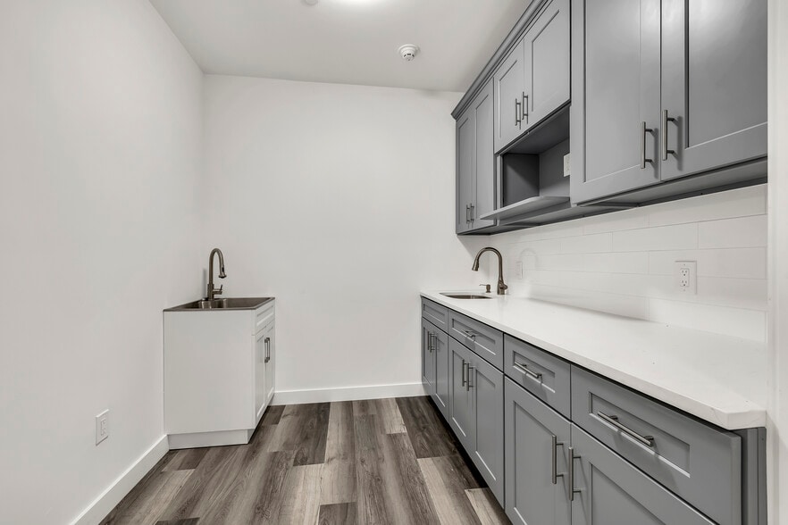 More Photos Of 533 Greenwich St, Hempstead Flex For Lease